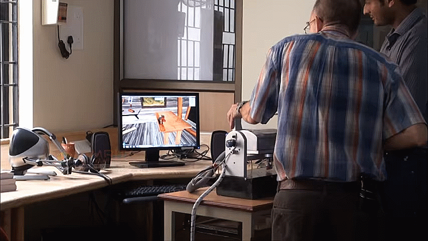 Planing simulator teaching the rhythm and pressure variations needed to achieve a smooth and even finish